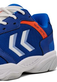 Scarpa sportiva blu con tomaia in rete, strisce bianche, dettagli arancioni e suola imbottita con un esclusivo motivo antiscivolo.