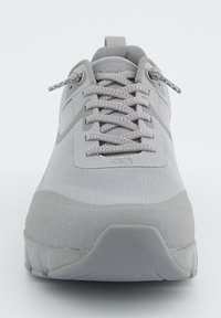 Chaussure de sport grise avec un dessus en mesh respirant, un bout arrondi, une semelle en caoutchouc texturée et un système de laçage détaillé pour un ajustement sécurisé.