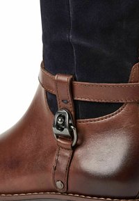 Marco Tozzi Plateaustiefel - chestnut navy