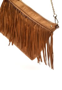 Franjebesat brunt suedetask med lynlås. Har en kædestrop og en blød tekstur. Fransen tilføjer dimension og bevægelse.