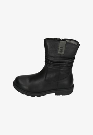 Černá kotníková bota z kůže s volným skládáním, kulatou špičkou, texturovanou podrážkou a bočním zipem s šedým akcentem.