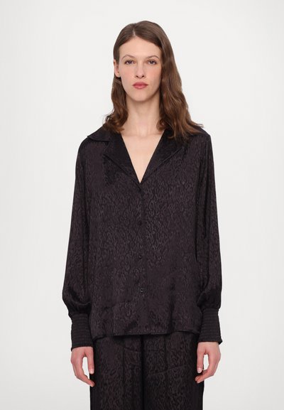 Schwarze Satinbluse mit Leopardenmuster, langen Ärmeln,oversized Kragen und Knopfverschluss, mit gerippten Bündchen und strukturiertem Finish.
