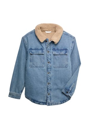 Giacca di jeans azzurro con colletto sherpa beige, chiusura frontale con bottoni, due tasche sul petto con pattina e maniche lunghe, isolata su sfondo bianco.