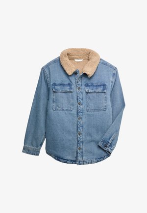 Lichtblauwe spijkerjack met een beige sherpa-kraag, knoopsluiting aan de voorkant, twee borstflapzakken en lange mouwen, geïsoleerd op een witte achtergrond.