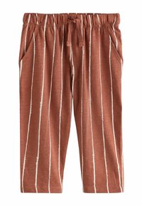 Pantalones de color óxido con cintura elástica, rayas verticales blancas, bolsillos laterales y textura suave.