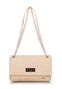 Sac à main tissé beige avec un fermoir noir, doté d'une chaîne en métal doré et d'une texture subtile, conçu en forme rectangulaire.