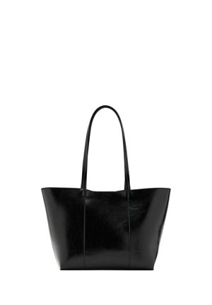 Sort stor shopper-taske med lange håndtag og en glat, let blank lædertekstur, centreret på en hvid baggrund.