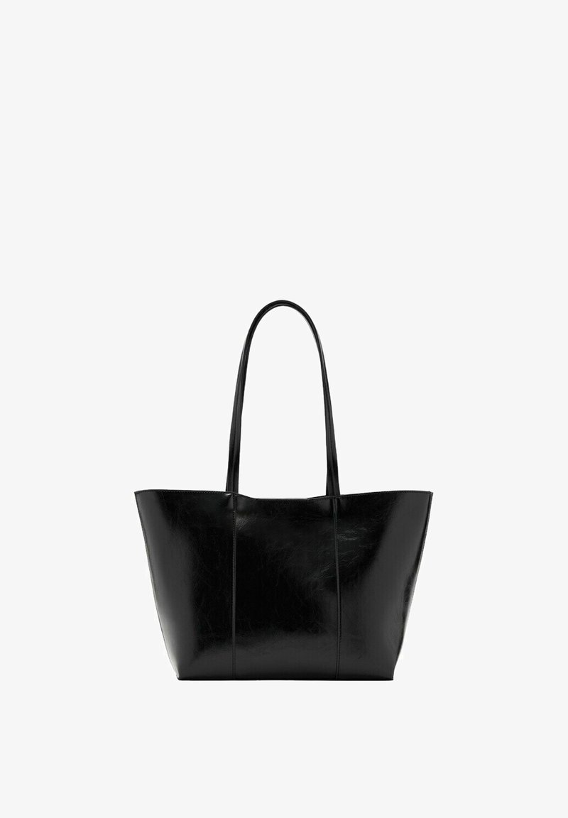 Grand sac fourre-tout noir avec de longues poignées et une texture en cuir lisse légèrement brillante, centré sur un fond blanc.