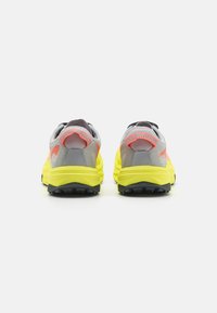 Altra MONT BLANC CARBON - Běžecké boty do terénu - gray/lime