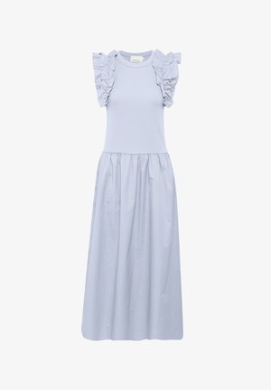 Lichtblauwe katoenen jurk met rimpelige korte mouwen, een getailleerde bodice en een vloeiende, geplooide rok. Zachte textuur zonder zichtbare patronen.