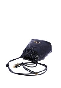 Bolso de mano negro acolchado con acabado brillante, cierre con cordón y correa ajustable. Presenta herrajes en tono dorado con un acento de logo.