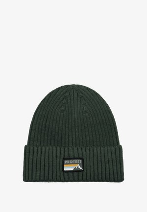 Donkergroene geribbelde gebreide muts met een omgeslagen boord en een rechthoekig label met bergen en strepen in het wit, blauw en oranje.