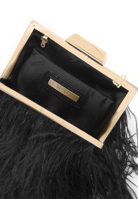 Borsa a tracolla nera con piume, dotata di una struttura in metallo dorato e chiusura, con un interno in raso nero e una piccola tasca in pelle.