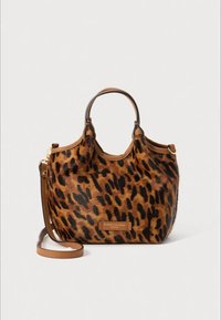 Veske med leopardmønster, glatt og teksturert overflate, brune lærdetaljer, to korte håndtak og en avtakbar skulderrem.