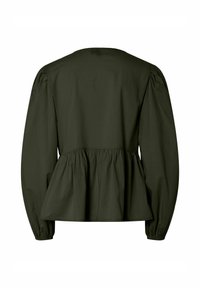 Top peplum verde realizzato in tessuto morbido, con maniche lunghe a sbuffo, scollatura rotonda e dettagli arricciati in vita per una silhouette fluida.
