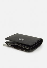 Portafoglio nero realizzato in materiale sintetico testurizzato, con un compartimento con zip e un logo argentato sul davanti. Design compatto e piegato.