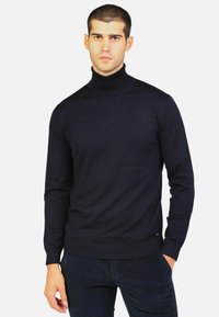 Maglione a dolcevita navy realizzato in tessuto a costine, con maniche lunghe e design aderente. Presenta un logo discreto all'orlo.