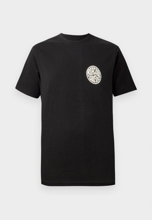 Svart bomull t-skjorte med et rundt logodesign på venstre bryst som har teksten "Rip Curl Surfing." Korte ermer og rund hals.