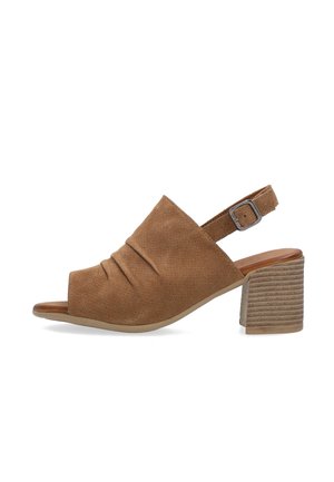 Sandale femme en daim marron à bout ouvert avec dessus froncé, bride de cheville réglable et talon bloc superposé sur fond blanc.