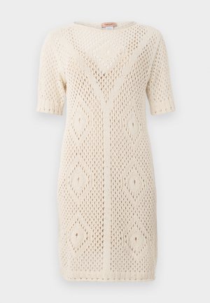 Strikkjole i off-white med diamantmønstre, korte ærmer, rund halsudskæring og en løs, åndbar tekstur.