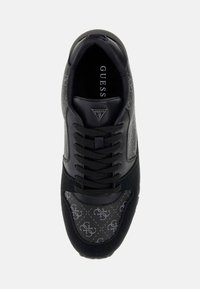 Sneaker nera con una tomaia in materiali misti, realizzata in pelle liscia e un tessuto testurizzato e decorato. Lacci centrali e dettaglio del logo sulla linguetta.