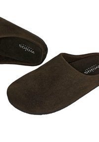 Un paio di pantofole indoor in suede marrone scuro, con suole imbottite, etichettate 'Wojo's Comfort', su uno sfondo bianco.