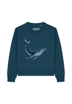 Türkisfarbener Sweatshirt mit Rundhalsausschnitt und langen Ärmeln, das auf der Vorderseite ein Blauwal-Motiv in verschiedenen Blau- und Grautönen zeigt.