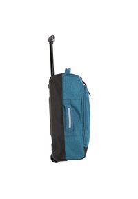 Rollkoffer mit einem blauen und schwarzen Stoffdesign. Verfügt über einen teleskopierbaren Griff, glatte Räder und Außenfächer mit Reißverschluss.