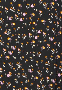 Tecido preto com um padrão floral disperso apresentando flores em laranja, rosa e branco. O design inclui folhas verdes e uma textura suave.