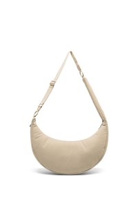 Sac d'épaule beige en forme de croissant avec une sangle ajustable et un logo minimaliste centré sur le devant, présenté sur un fond blanc.