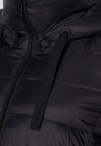 Czarna kurtka puchowa z detalami, w tym gładkim, błyszczącym materiałem, zamkiem błyskawicznym z przodu, zatrzaskami oraz kapturem ze sznurkiem o teksturowanych sznurkach.