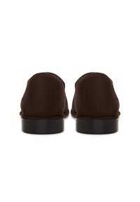 Mocassini din suede maro cu spate rotund, toc mic din cauciuc negru și textură netedă. Fără modele vizibile sau detalii hardware.