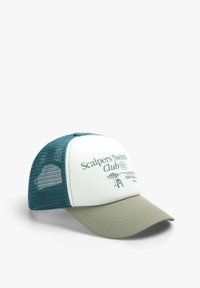 Căciulă de baseball cu față albă, părți laterale din plasă teal și vizieră khaki. Prezintă grafică "Scalpers Swim Club" și o ilustrație de lângă piscină.