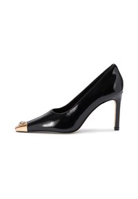 Escarpin noir en cuir verni à talons hauts avec un bout pointu, un capot doré métallique et un détail décoratif sur le bout. Design à talon aiguille.