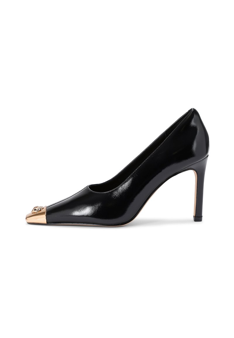 Escarpin noir en cuir verni à talons hauts avec un bout pointu, un capot doré métallique et un détail décoratif sur le bout. Design à talon aiguille.