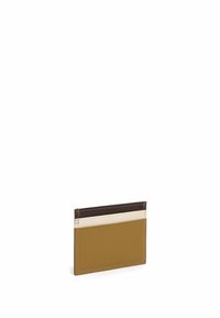 Tarjetero de cuero con múltiples ranuras para tarjetas. Presenta una combinación de colores marrón, crema y mostaza apagado. Textura suave con detalles de costura fina.