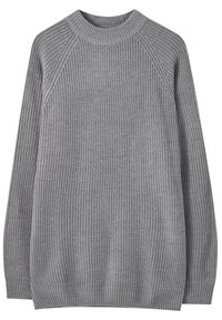 Suéter de punto gris con cuello redondo y mangas raglán, que presenta un patrón texturizado y puños y dobladillo acanalados.