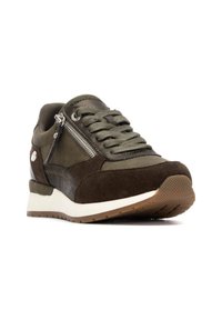 Zapatilla de ante marrón y oliva con un frente con cordones, detalle de cremallera plateada en el costado y una suela de goma blanca con fondo texturizado.