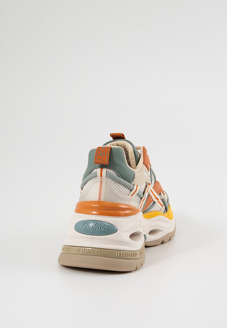Zapatillas chunky en beige, naranja y azul verdoso. Parte superior de malla y sintético con diseño en capas y suela de goma. Presenta costuras en contraste y acentos de logo.