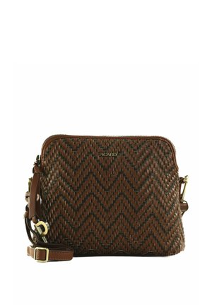 Sac bandoulière tissé en cuir marron avec motif en chevrons, quincaillerie dorée, fermeture éclair et bandoulière réglable. Forme rectangulaire compacte.