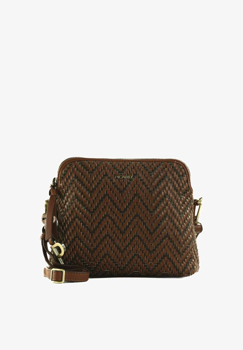 Borsa a tracolla in pelle intrecciata marrone con motivo a zigzag, hardware dorato, chiusura con zip e tracolla regolabile. Forma rettangolare compatta.