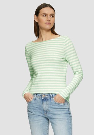 Haut à manches longues rayé vert clair avec un col bateau, en tissu doux. Assorti à un jean bleu clair, présentant un style décontracté.