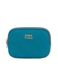 Funda de tela color azul verdoso con el logo dorado "BIMBA Y LOLA", cierre de cremallera, bordes redondeados y acentos texturizados a lo largo de la cremallera.