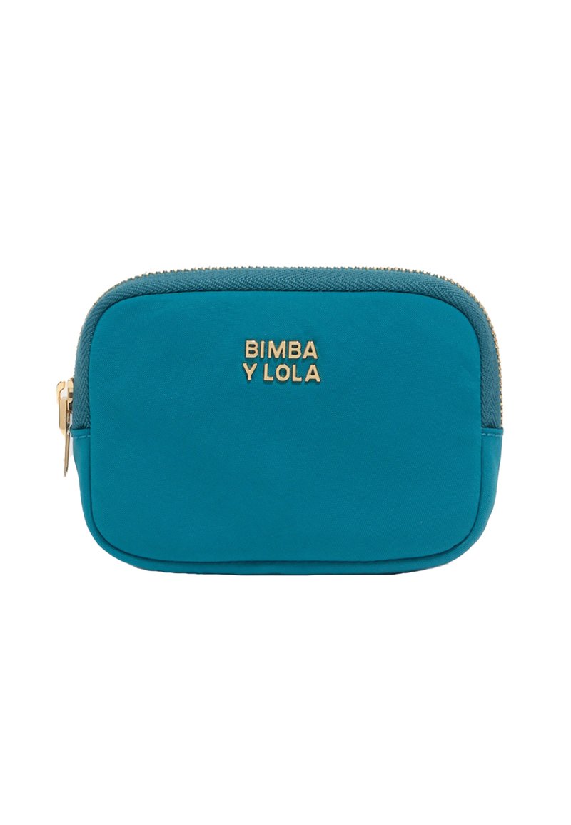 Funda de tela color azul verdoso con el logo dorado "BIMBA Y LOLA", cierre de cremallera, bordes redondeados y acentos texturizados a lo largo de la cremallera.