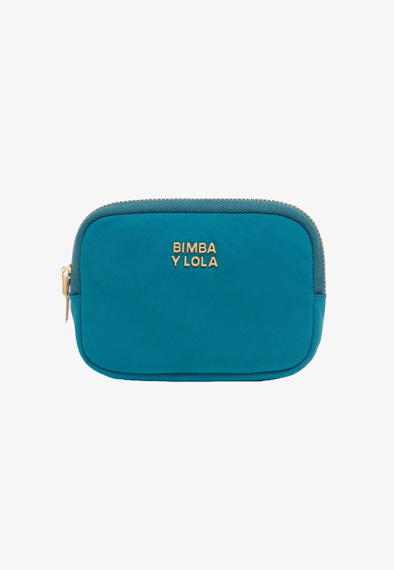 Funda de tela color azul verdoso con el logo dorado "BIMBA Y LOLA", cierre de cremallera, bordes redondeados y acentos texturizados a lo largo de la cremallera.