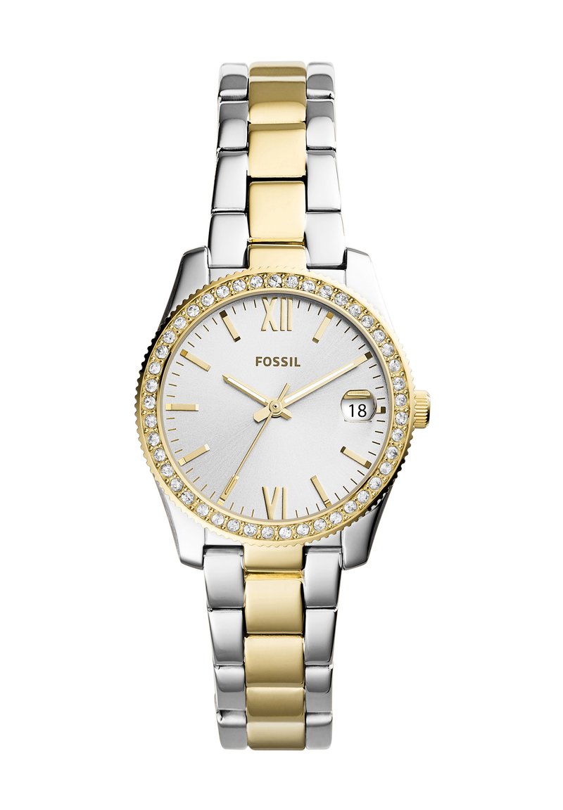 Montre-bracelet argentée et dorée avec un bracelet en métal. Boîtier rond, verre minéral et accents en cristal sur la lunette. Comprend des chiffres romains et un affichage de la date.