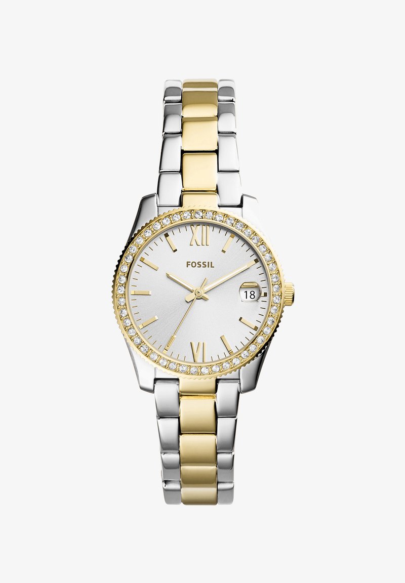 Reloj de pulsera en tonos plata y dorado con una correa metálica. Caja redonda, cristal mineral y acentos de cristal en el bisel. Presenta números romanos y una pantalla de fecha.