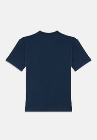 Gładka granatowa koszulka z krótkim rękawem z okrągłym dekoltem, leżąca płasko, widok z tyłu, na białym tle.