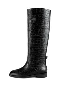 Hoher schwarzer Stiefel mit Krokodil-Ledertextur, flacher Sohle und abgerundeter Zehenform, seitlich auf einem weißen Hintergrund präsentiert.