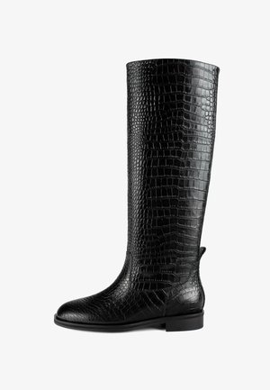 Visoka črna škornja z teksturo krokodiljeve kože, ravnim podplatom in zaobljenim nosom, prikazana s strani na beli podlagi.